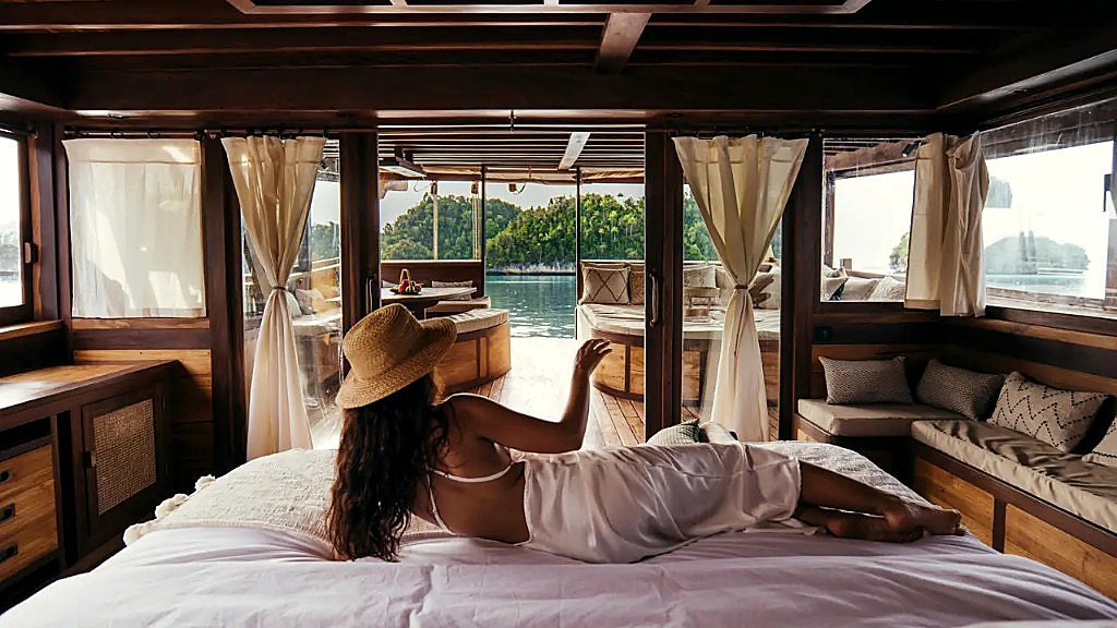 Master cabin on Senja looking out over Komodo
