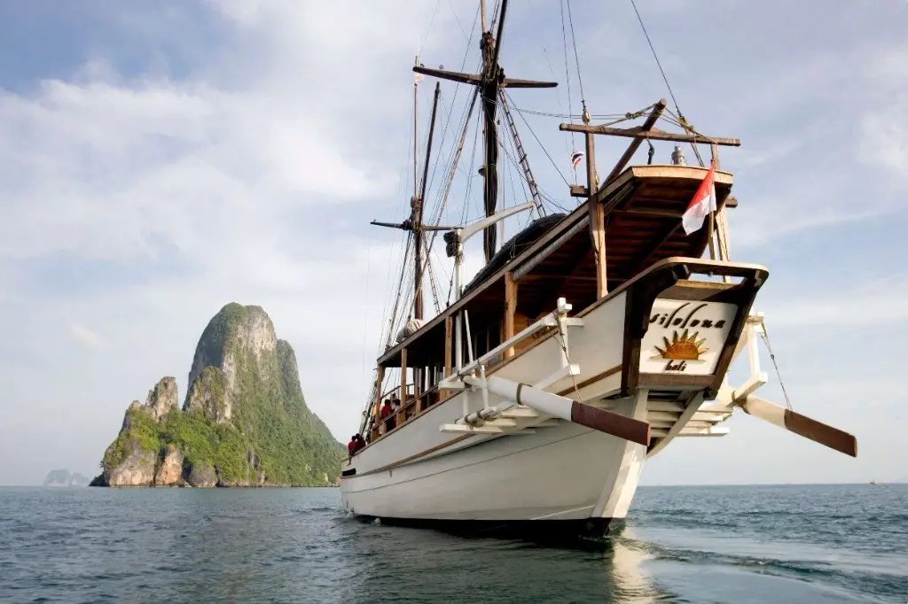 Silolona, a phinisi yacht, sailing in Indonesia