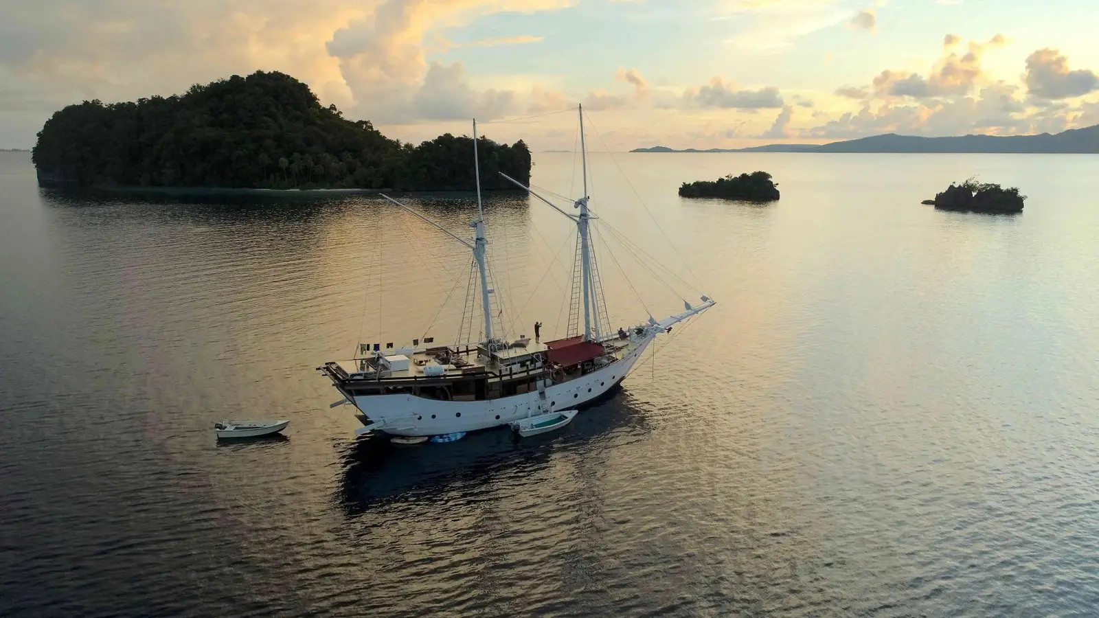 Jakare, a 5-cabin yacht for cabin trips and private charter in Komodo, Raja Ampat and the Saleh Bay whale shark grounds