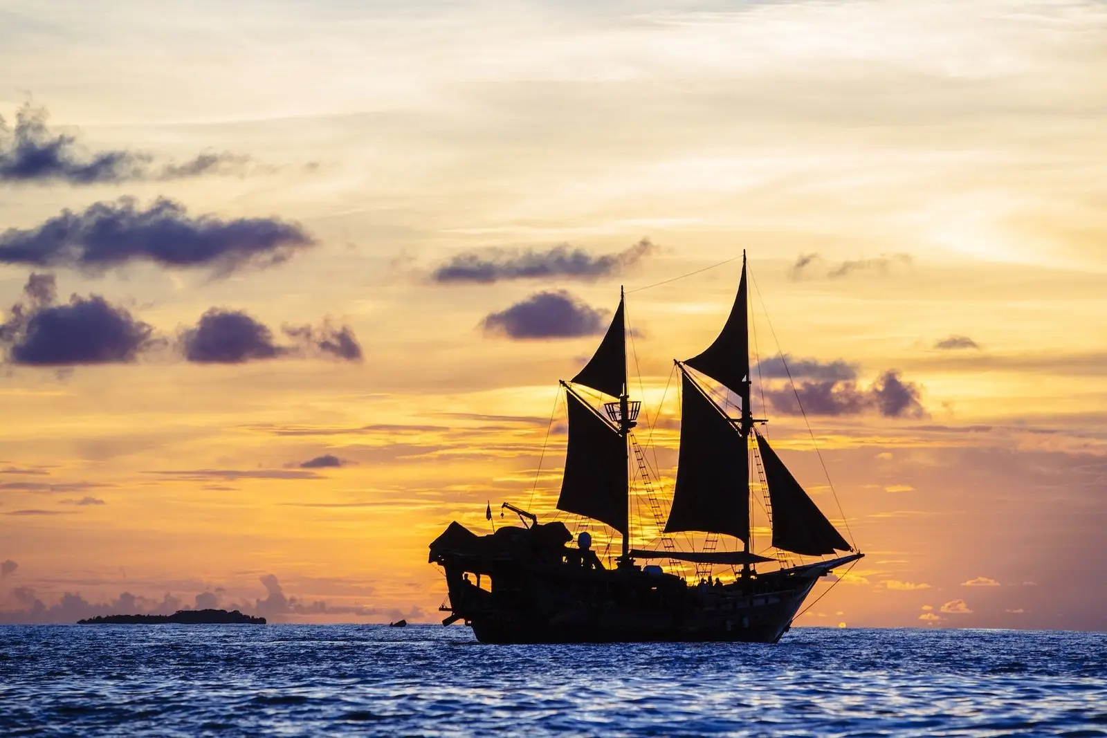 Manta Mae, a 5-cabin yacht for cabin trips and private charter in Komodo, Raja Ampat and the Banda Islands