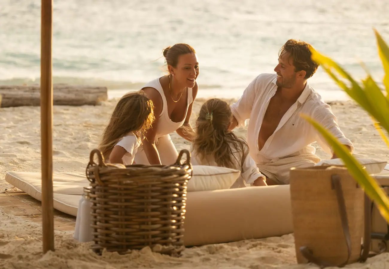 Guests on the beach during a Mutiara Laut voyage