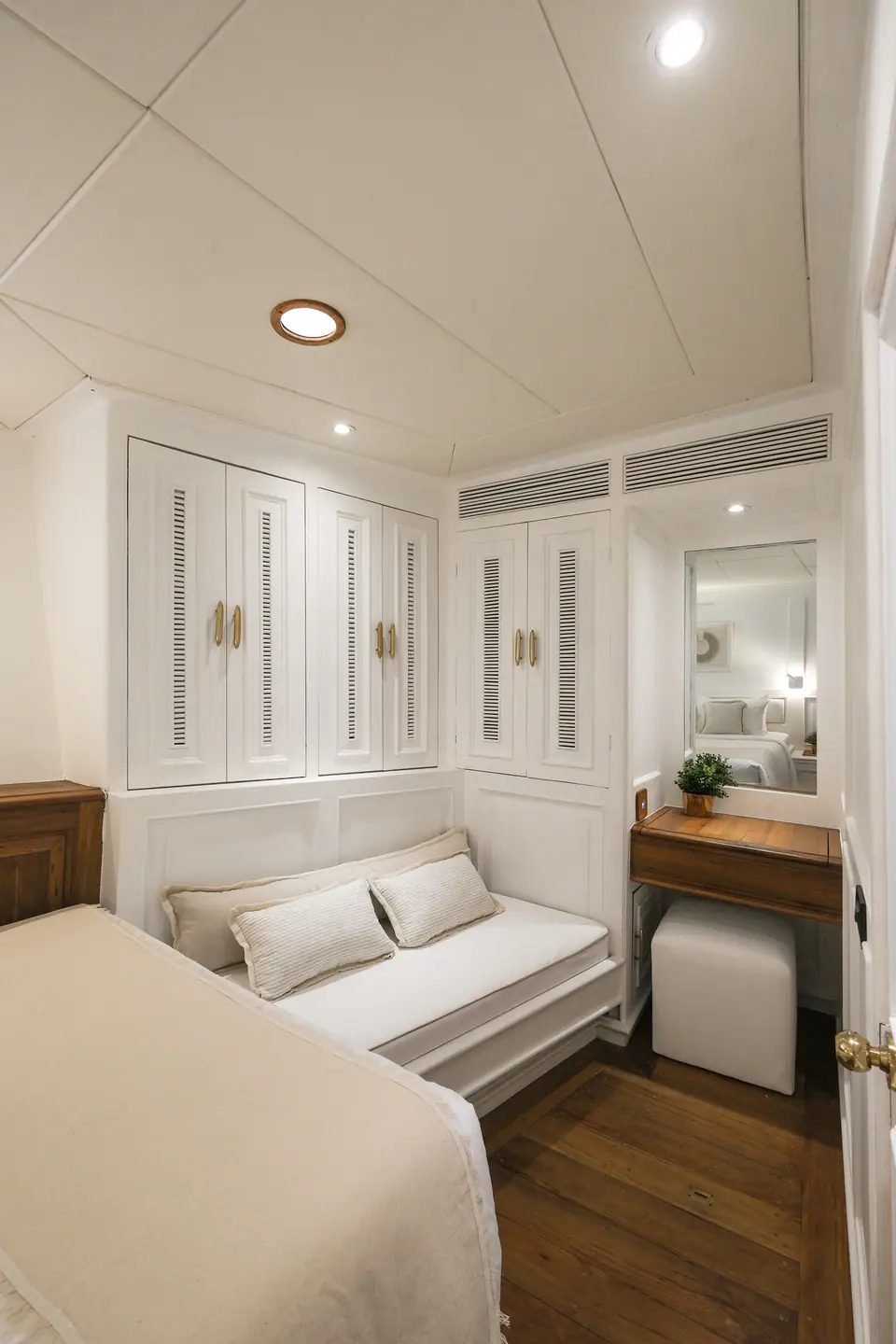 Front cabin with twin beds on Mutiara Laut