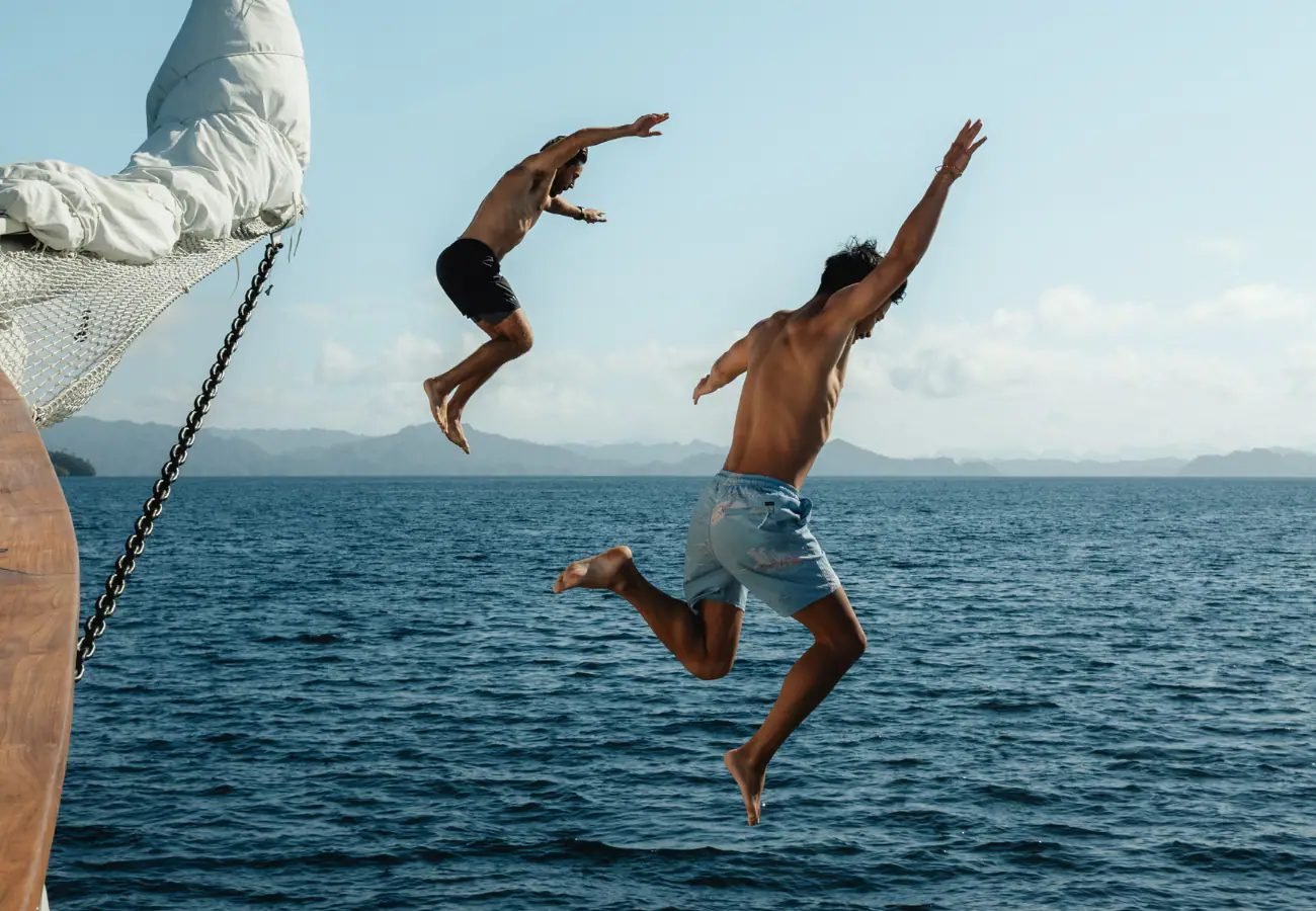 Guests jumping from Mutiara Laut