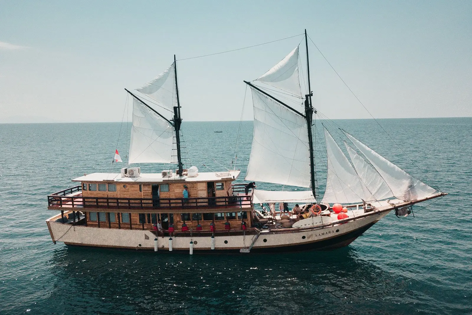 Samara I under sail, a 5-cabin yacht for cabin trips and private charter in Komodo National Park