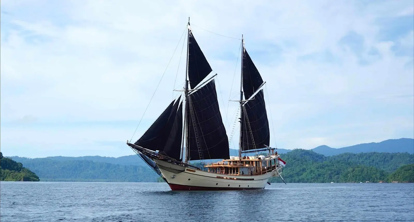 Silolona, a 5-cabin phinisi for private charter in Komodo, Raja Ampat and the Spice Islands