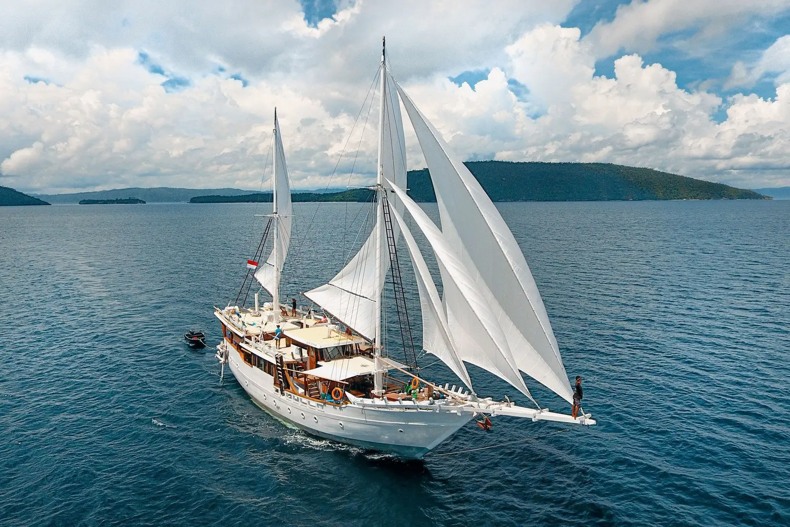 Teman, a 5-cabin yacht for cabin trips and private charter in Komodo, Raja Ampat and the Banda Islands